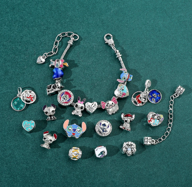 Vista 2 de Calendario de Adviento Charms de Stitch <3